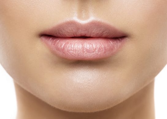 pirsing na rupici iznad usana