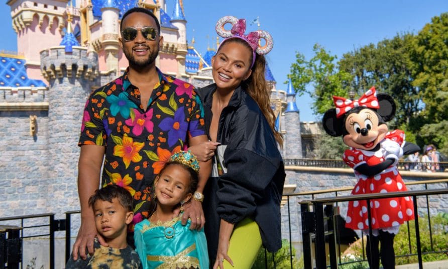 Chrissy Teigen sa porodicom