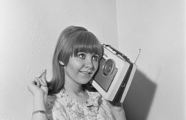 prva žena na radiju u francuskoj