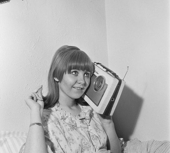 prva žena na radiju u francuskoj