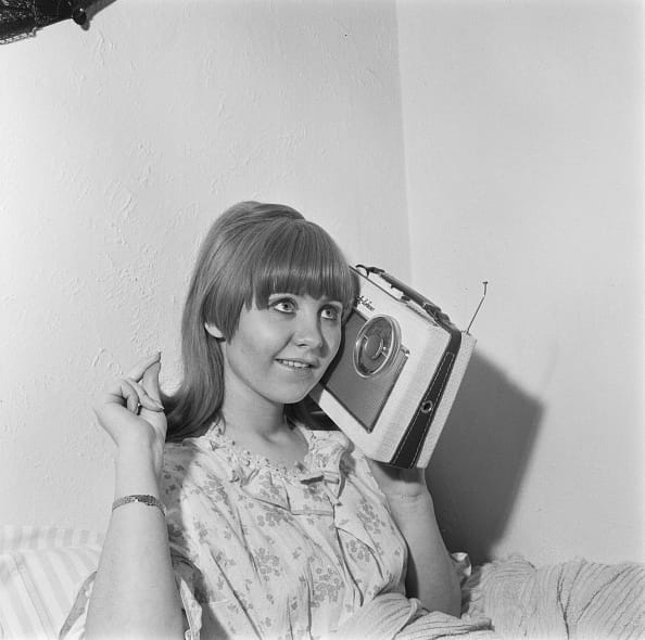 prva žena na radiju u francuskoj