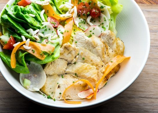 Pileća salata sa začinskim biljem