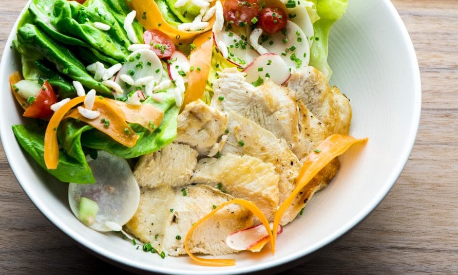 Pileća salata sa začinskim biljem