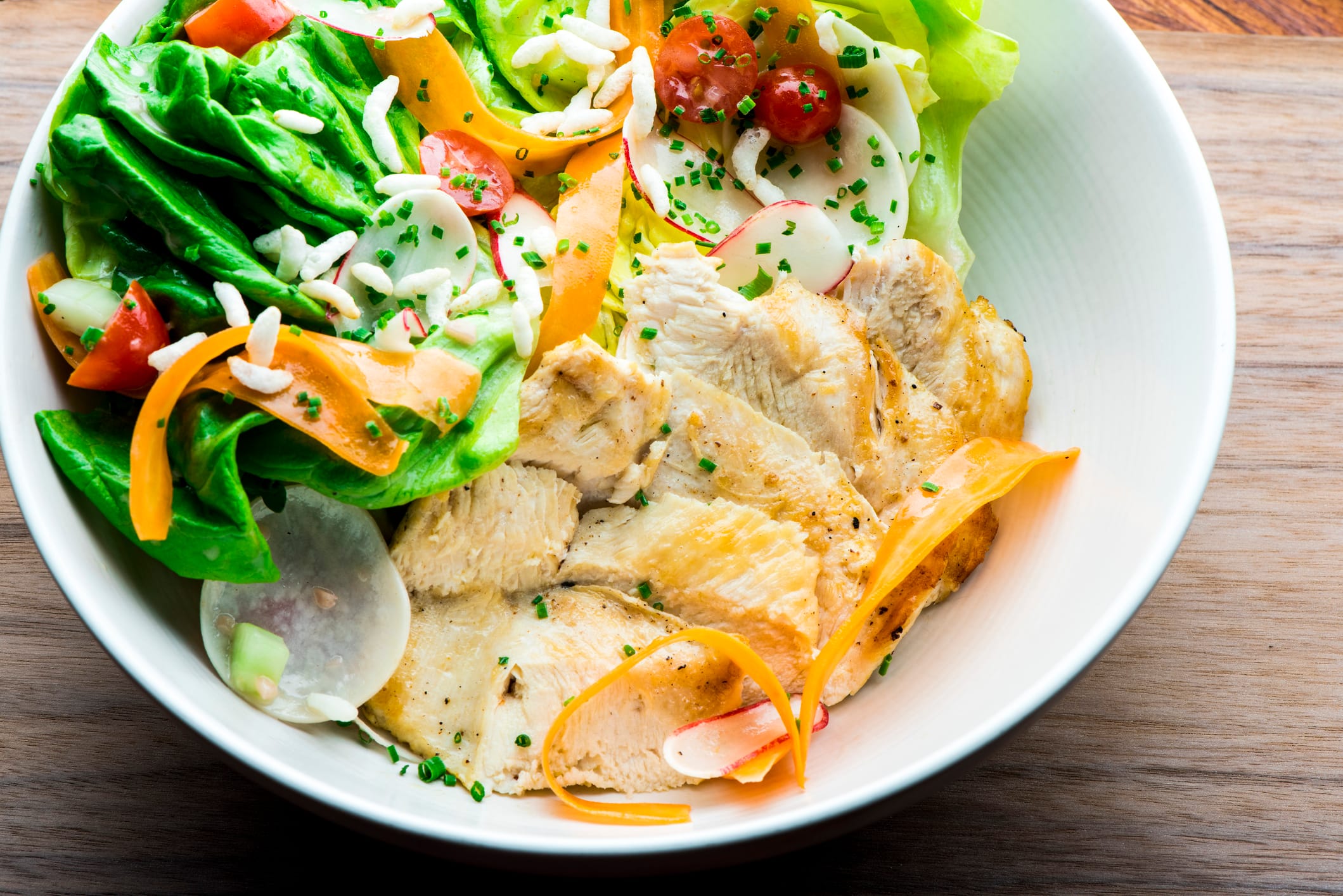 Pileća salata sa začinskim biljem