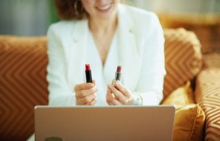 Boja karmina koja podmlađuje