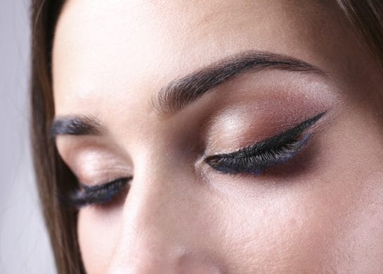 nanošenje ajlajnera na spuštene kapke