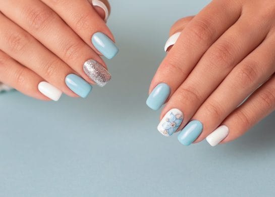 Svetlucavi nokti sa cvećem