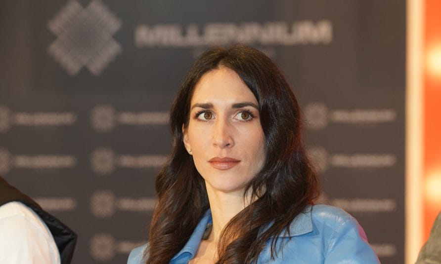 Jelisaveta Orašanin u provokativnom topu, Boja kose Jelisavete Orašanin