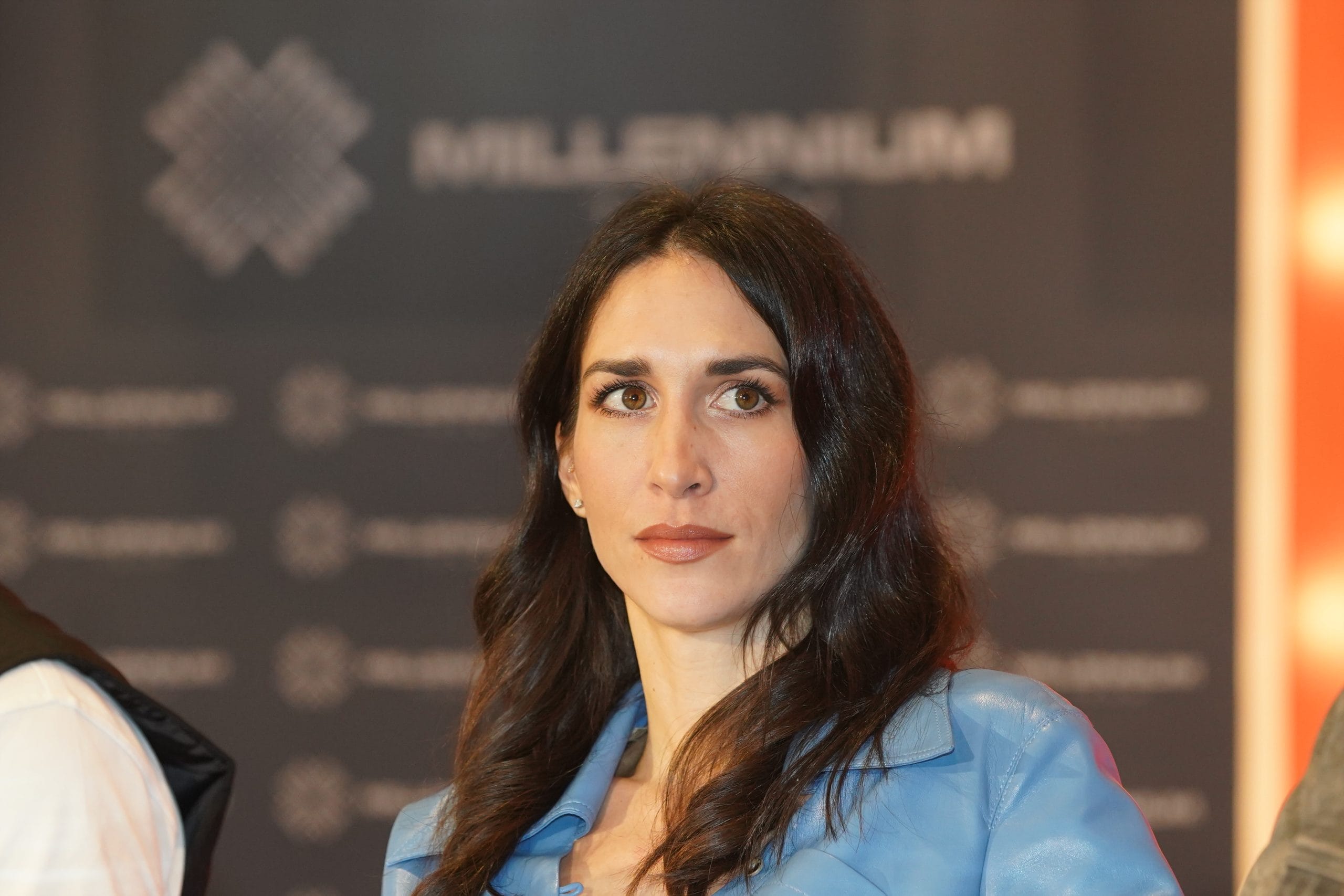 Jelisaveta Orašanin u provokativnom topu, Boja kose Jelisavete Orašanin