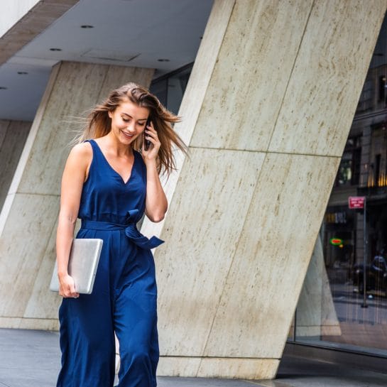 Letnji outfiti za posao kolega sa posla