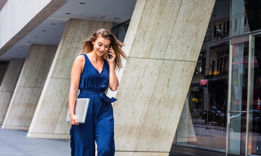 Letnji outfiti za posao kolega sa posla