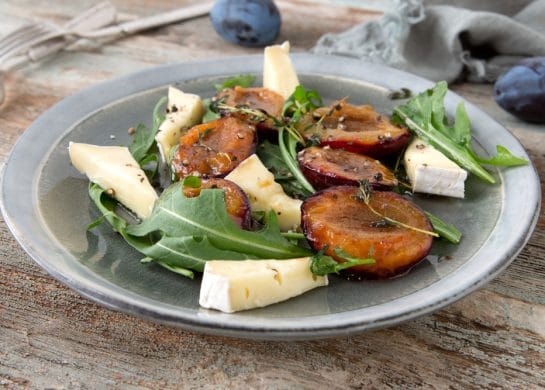 Salata od pečenih šljiva i sira