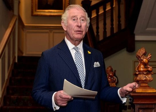 King Charles steže kaiš