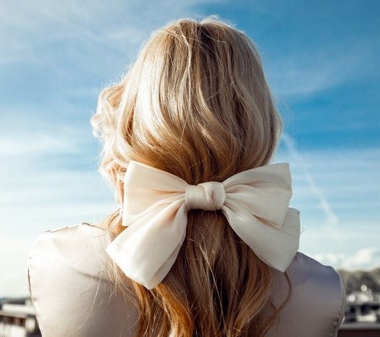 U modi su mašne u kosi