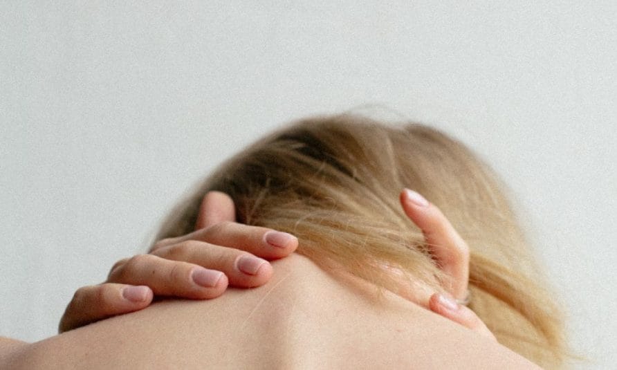 Klara Kulikova, Unsplash, bol u vratu i lopaticama1