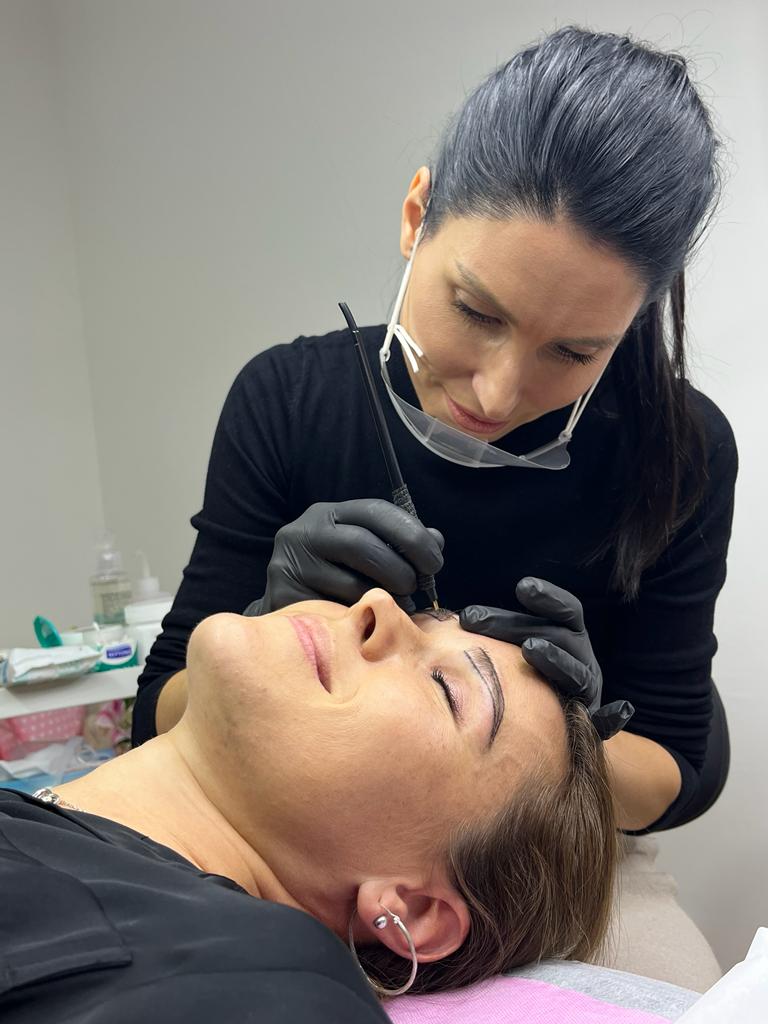 microblanding i senčenje obrva