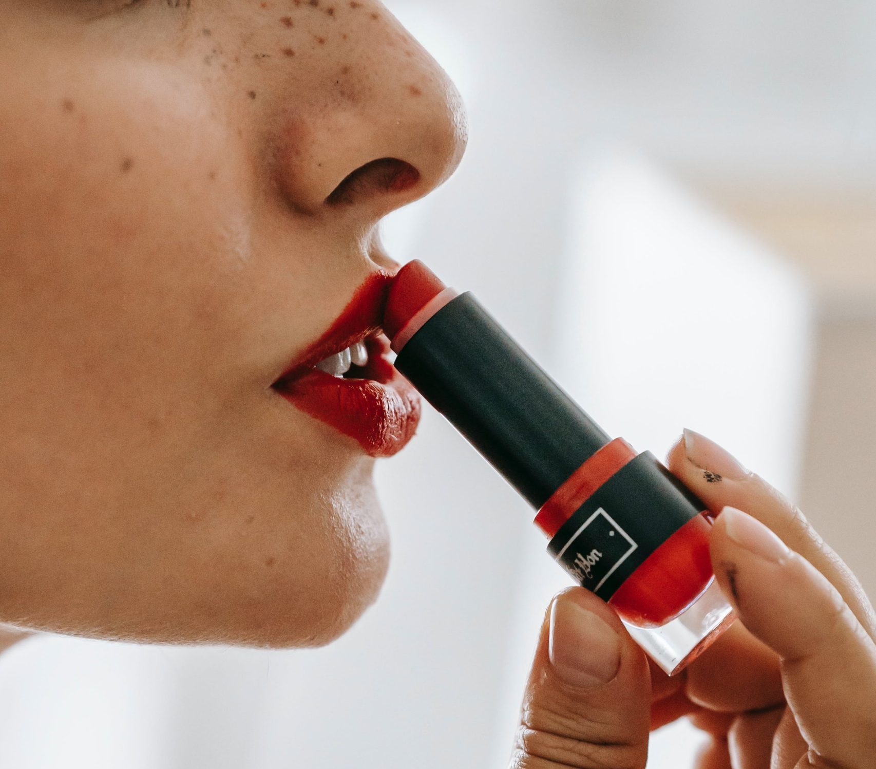 Idealan karmin za dame u pedesetima