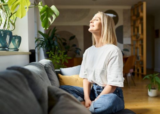 Pripremite se za psihičko prolećno čišćenje; plavokosa žena sedi na krevetu i medititra