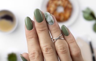 zeleni nokti manikir 2024