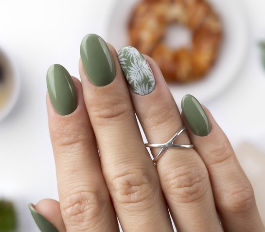 zeleni nokti manikir 2024