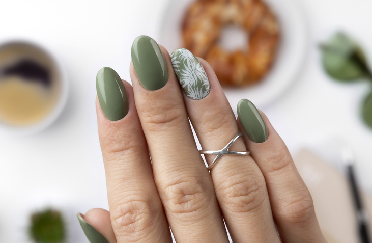 zeleni nokti manikir 2024