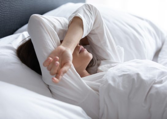 Vezivanje majice preko očiju noću