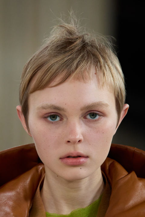 Kratka razbarušena frizura 