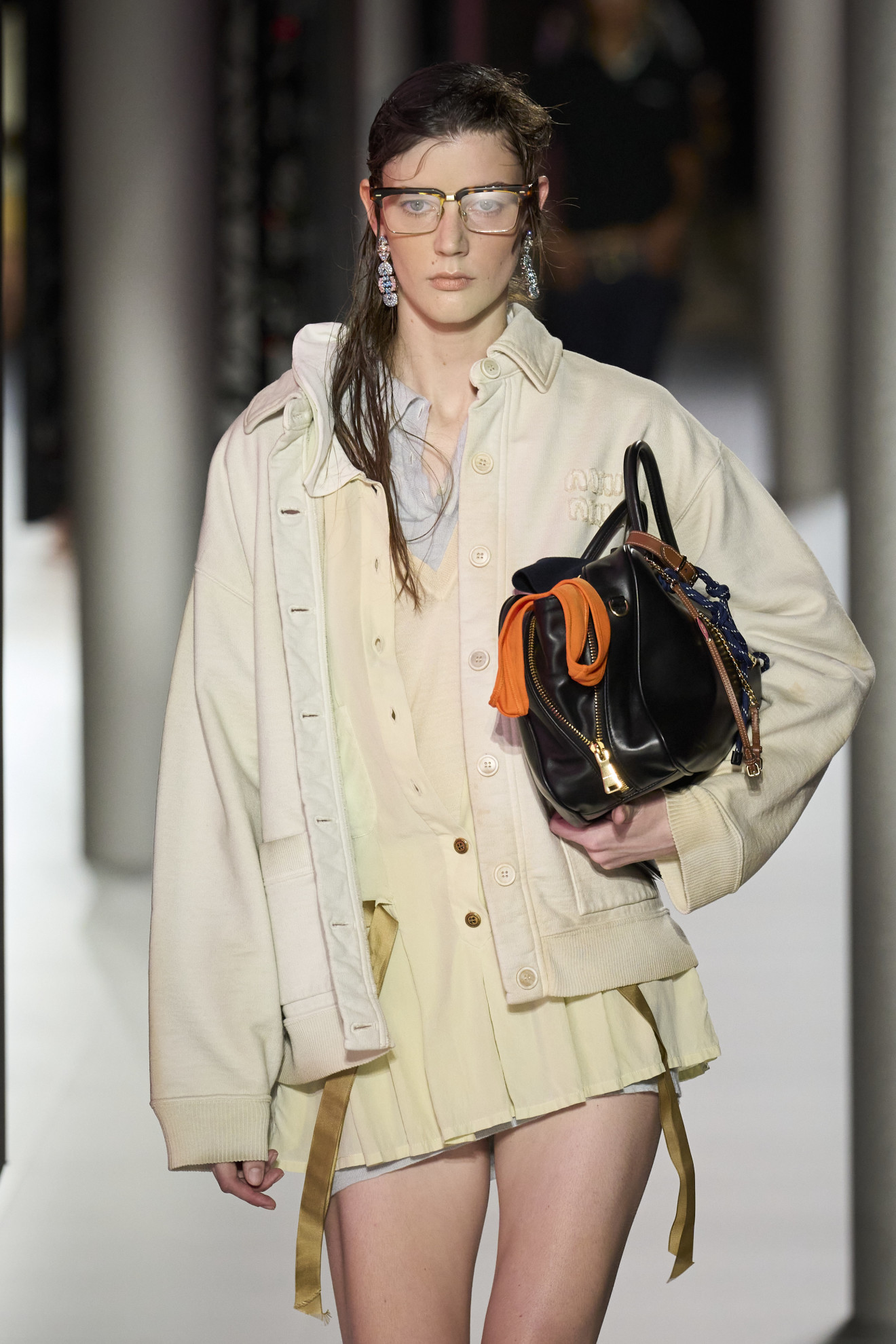 Prolećna jakna i plisirana suknja