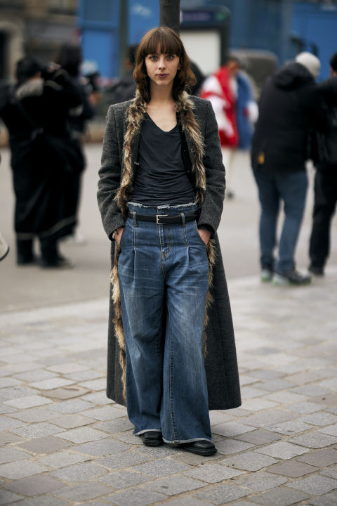 Tamnoplave farmerke za žene u četrdesetim