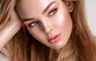 Nanošenje rumenila za podmlađujući efekat