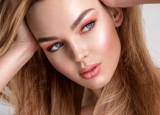 Nanošenje rumenila za podmlađujući efekat