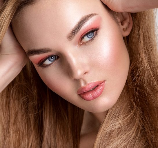 Nanošenje rumenila za podmlađujući efekat