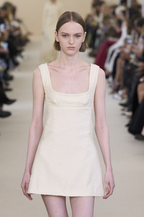 mini haljina za niske devojke