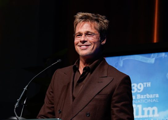 Bred Pit viđen sa devojkom