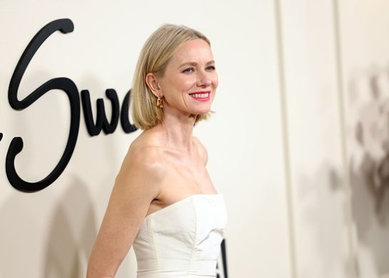Dnevna soba Naomi Watts: Dinamična šema boja, enterijer u zelenoj boji