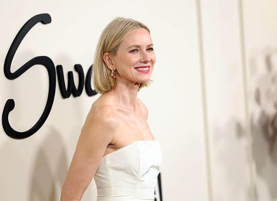 Dnevna soba Naomi Watts: Dinamična šema boja, enterijer u zelenoj boji