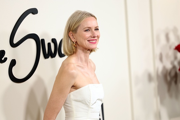 Dnevna soba Naomi Watts: Dinamična šema boja, enterijer u zelenoj boji