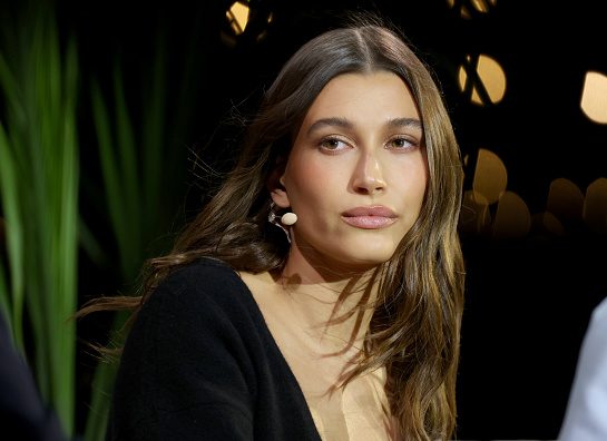 Kako naneti rumenilo kao Hejli Biber