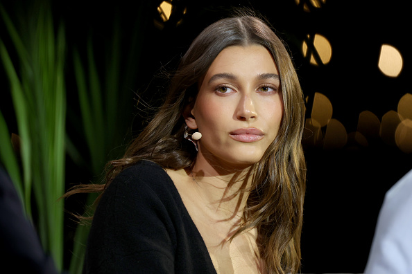 Kako naneti rumenilo kao Hejli Biber