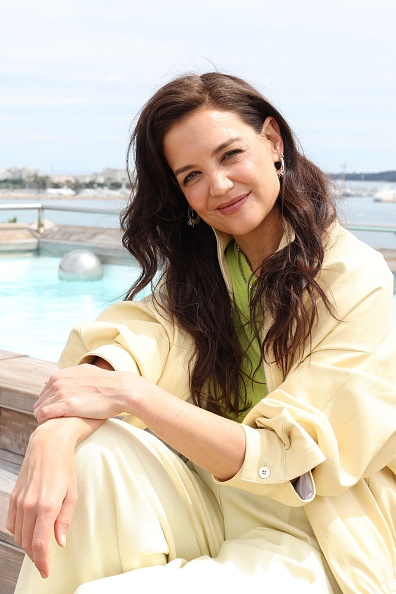 Frizura sa talasima – Kejti Holms