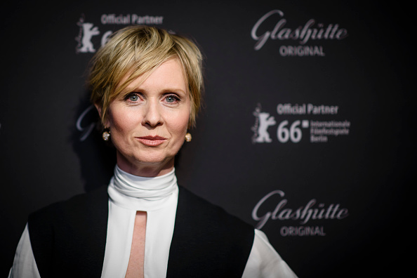 Sintija Dikson, siva sofa