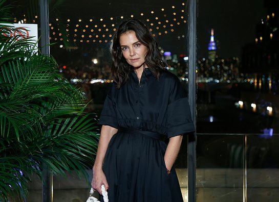 Kakko Kejti Holms stilizuje kožni trenč mantil