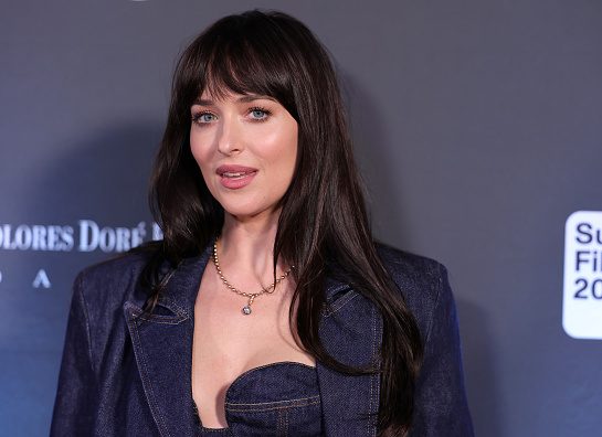 dakota džonson nosi guste šiške