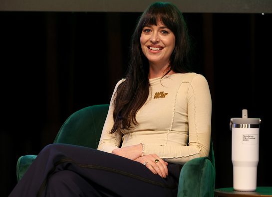 dakota džonson nosi najmodernije šiške 2025