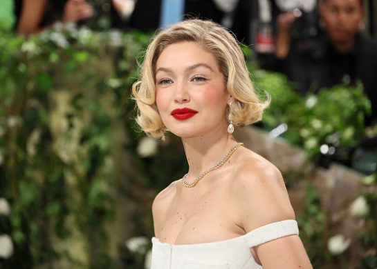 Gigi Hadid nosi primer najbolje stepenaste frizure 2025
