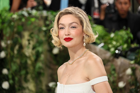 Gigi Hadid nosi primer najbolje stepenaste frizure 2025