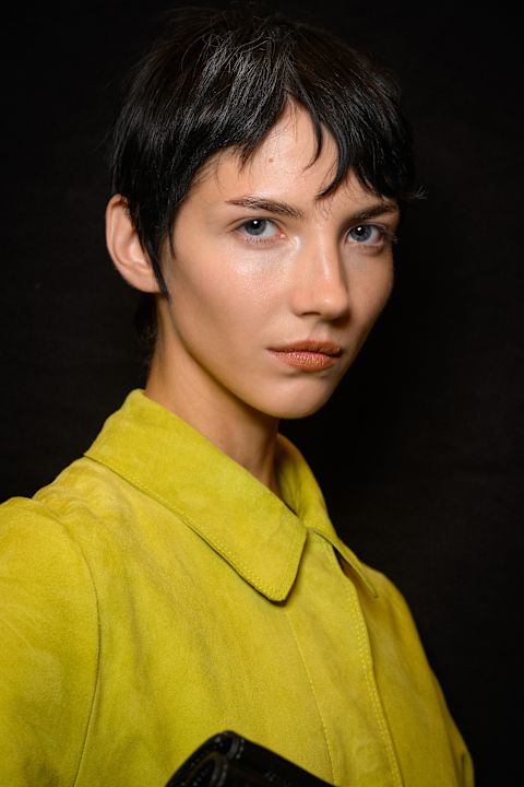 Asimetrična kratka frizura koja podmlađuje