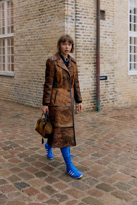 gost na nedelji mode u kopenhagenu nosi patike za boks