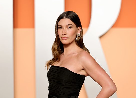 Hailey Bieber, Trik za podizanje kapaka