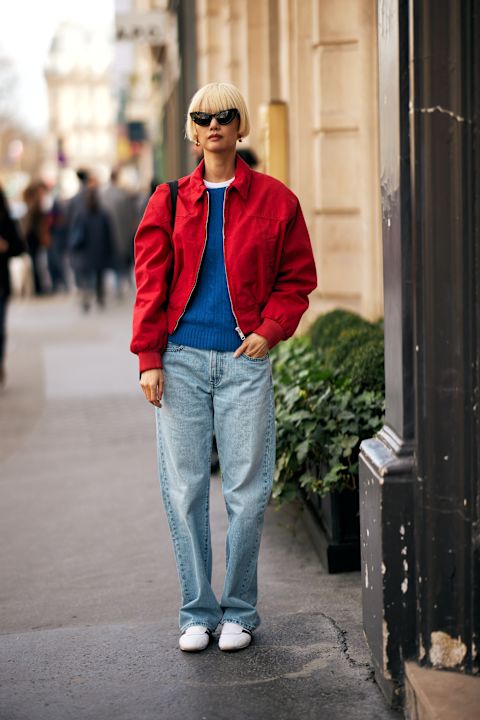 Crvena bomber jakna uz jednostavne farmerke i patike